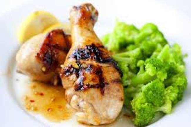 Hàm lượng cao retinol, alpha và beta-carotene và lycopene... trong thịt gà đều là những chất bắt nguồn từ vitamin A nên rất có lợi cho thị lực.